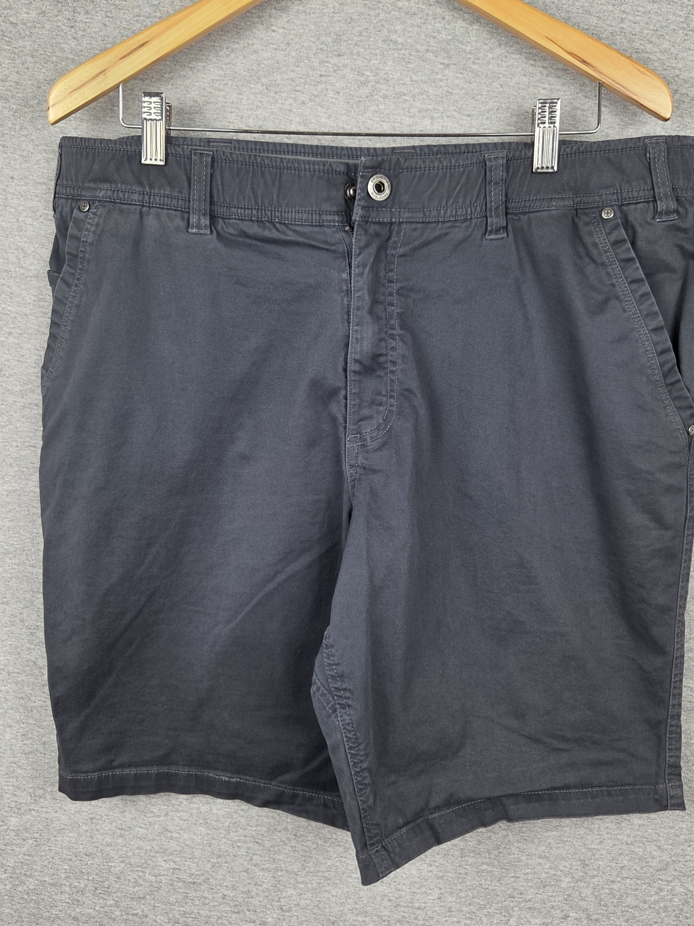 Swiss Tech Gray Flat-Front Men's Shorts, Stretch Waist Size 40